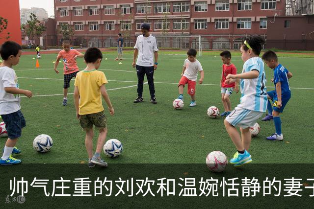 帅气庄重的刘欢和温婉恬静的妻子卢璐，怀中抱着八个月大的女儿！
